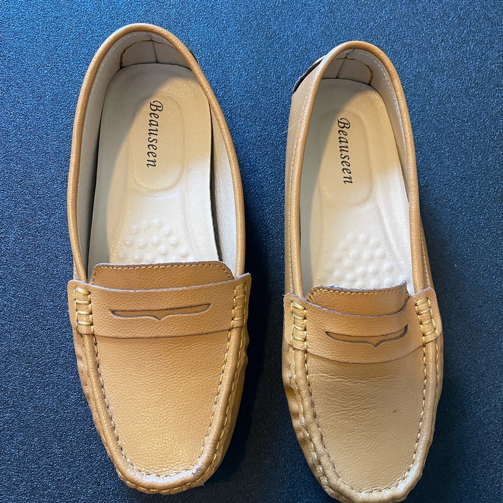 Size 10, light brown/tan EUC. driving moccasins. Extremely comfortable.